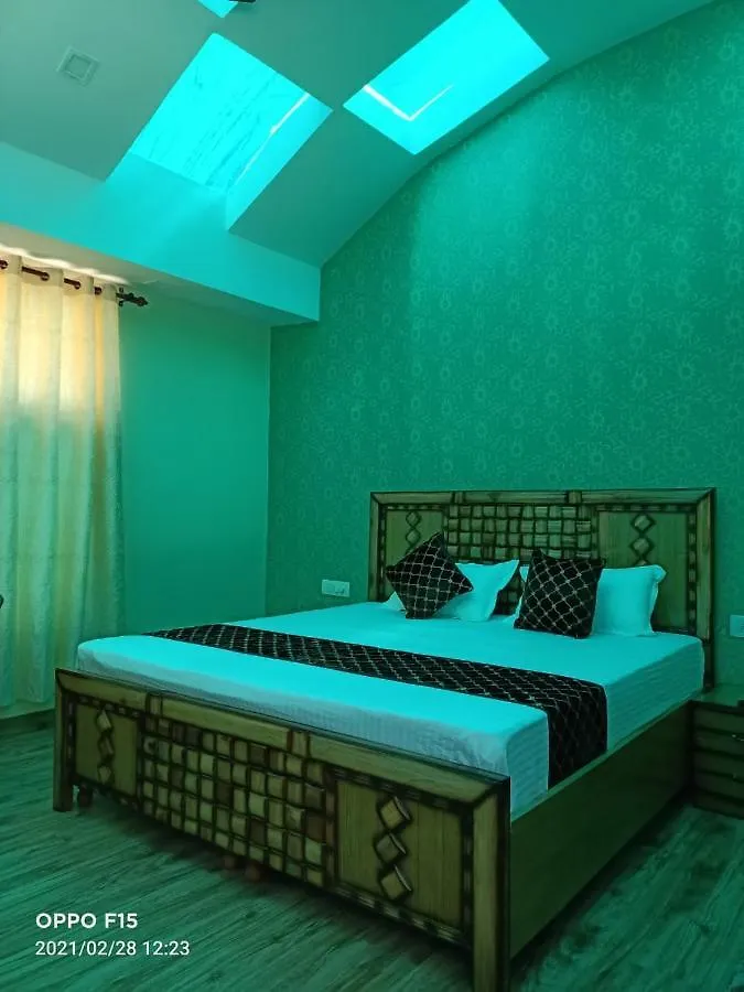 Oak Retreat Huts Bed & Breakfast Shimla 0*,  India